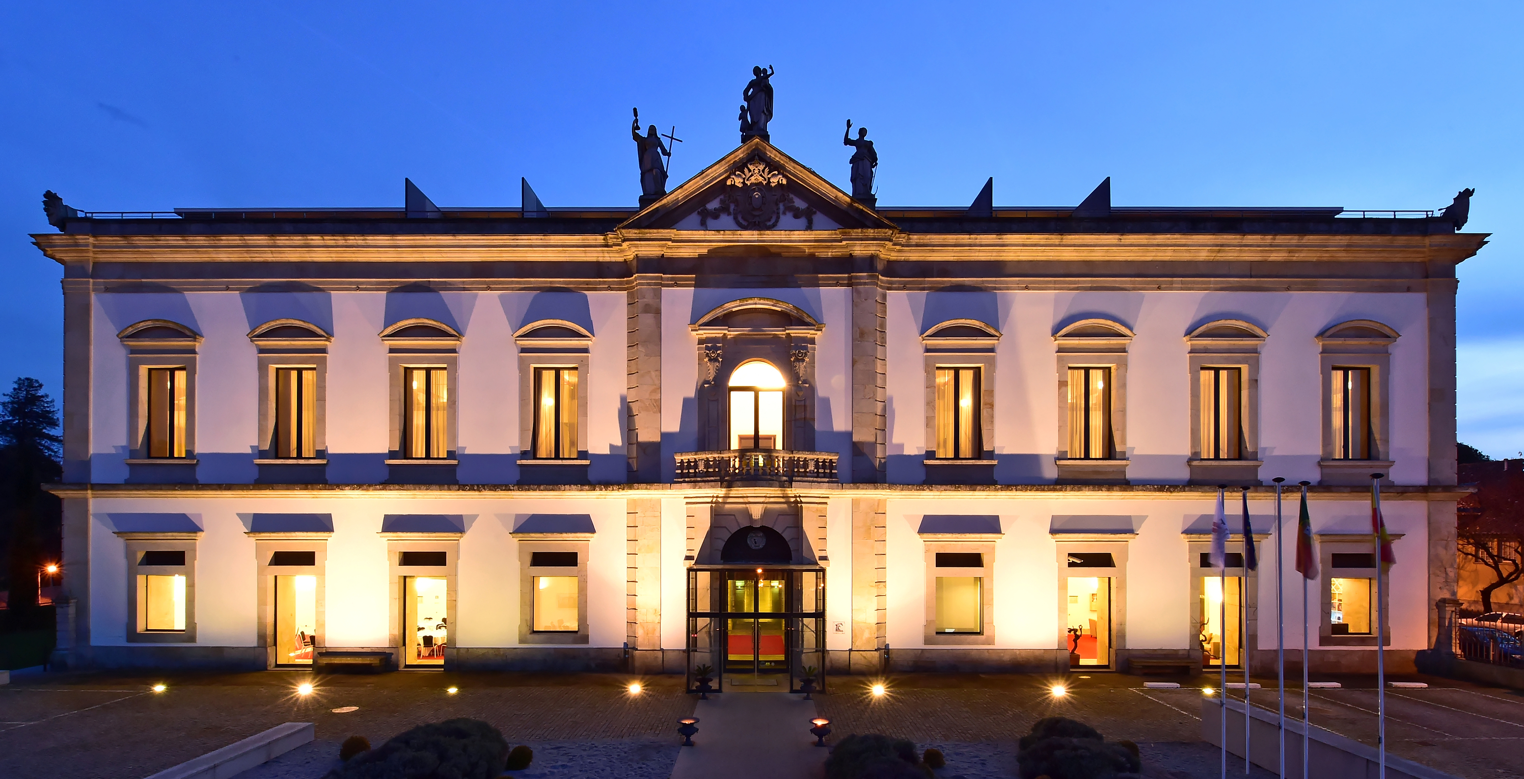 Historische façade van Pousada de Viseu 's nachts verlicht door lampen