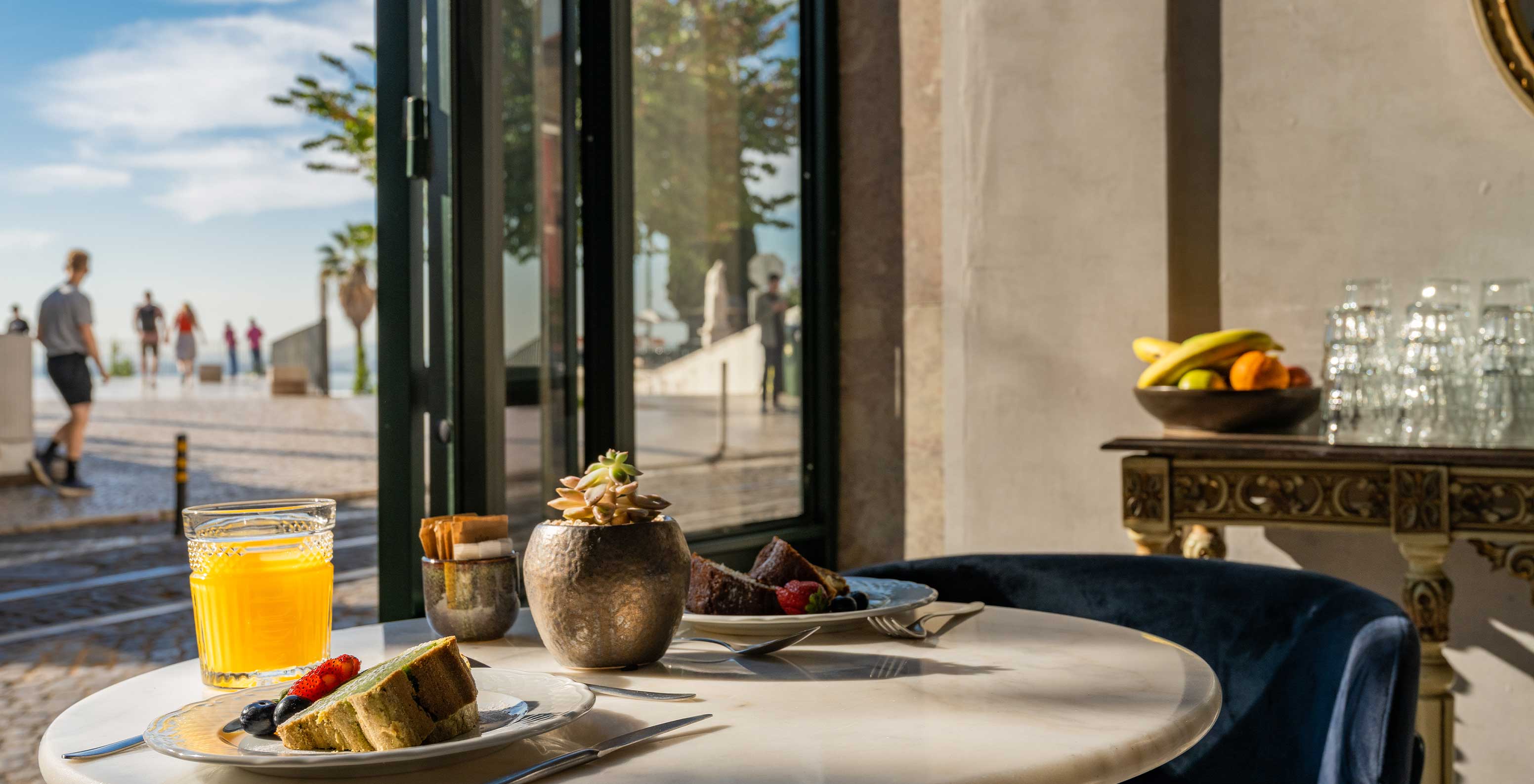 Het restaurant Manifesto, van het hotel in het centrum van Lissabon, heeft een tafel bij het raam met uitzicht op de straat