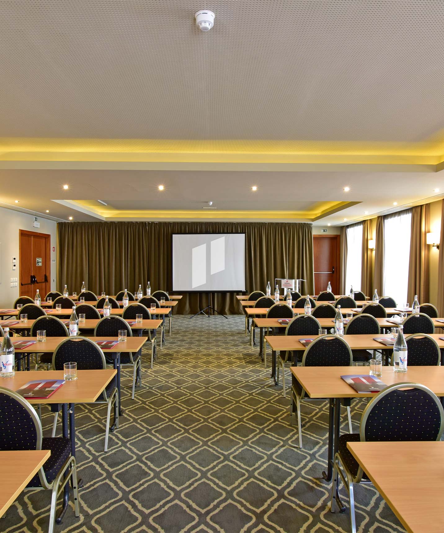 Evenementenzaal met verschillende tafels en stoelen in de Pousada Lisboa Praça do Comércio, een historisch hotel in de Baixa