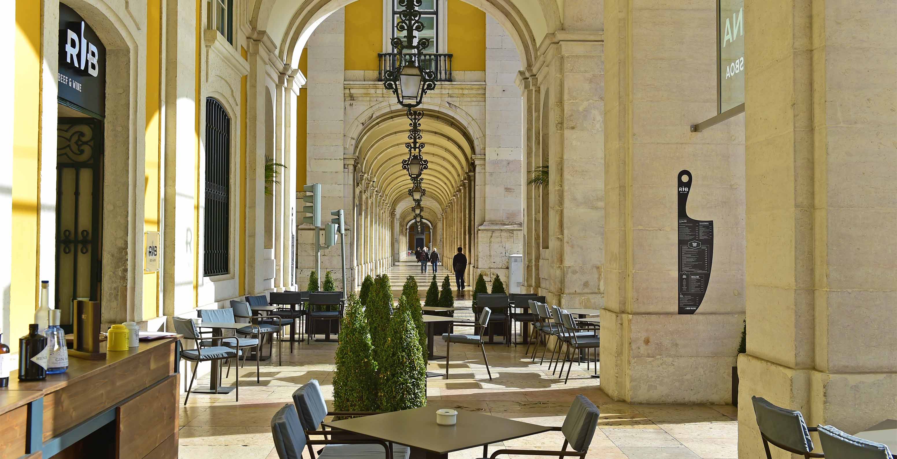 Buitenterras van het restaurant van Pousada Lisboa Praça do Comércio, een historisch hotel in het centrum van Lissabon