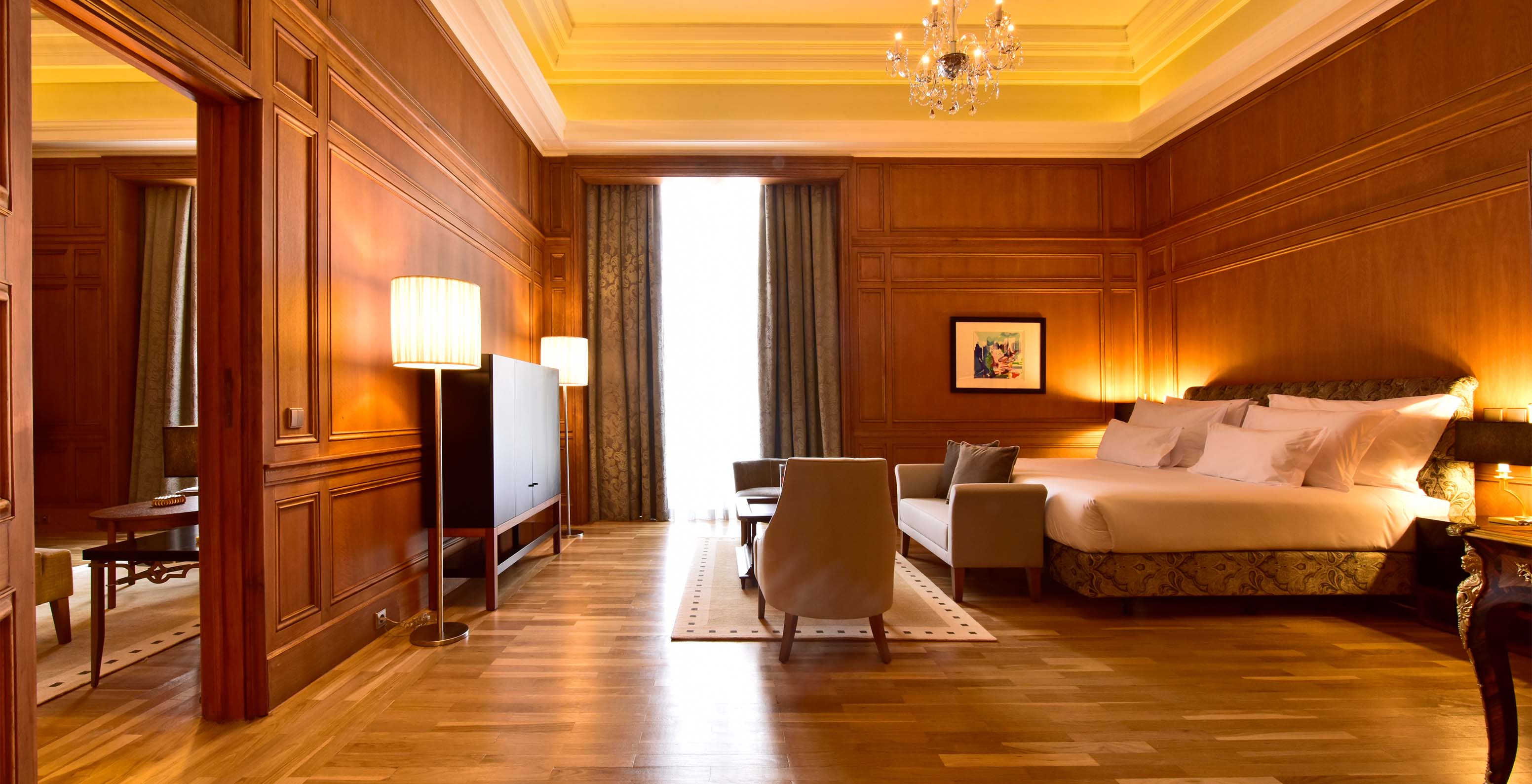 Het Suite Presidencial King Size Bed van Pousada Lisboa Praça do Comércio heeft een ruime area met een tweepersoonsbed  