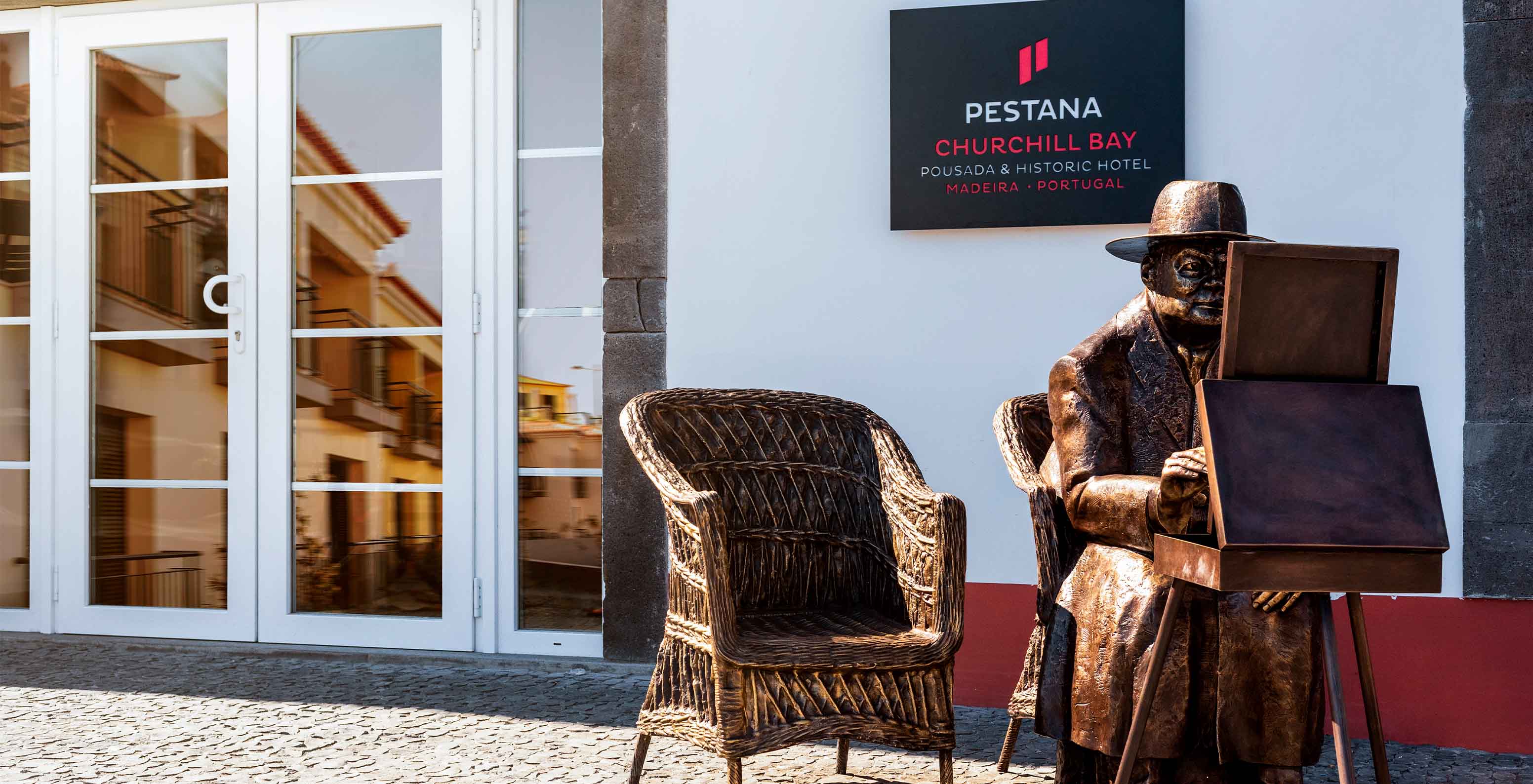 Standbeeld van Churchill voor het Pestana Churchill Bay, een hotel in Baía de Câmara de Lobos bij Funchal