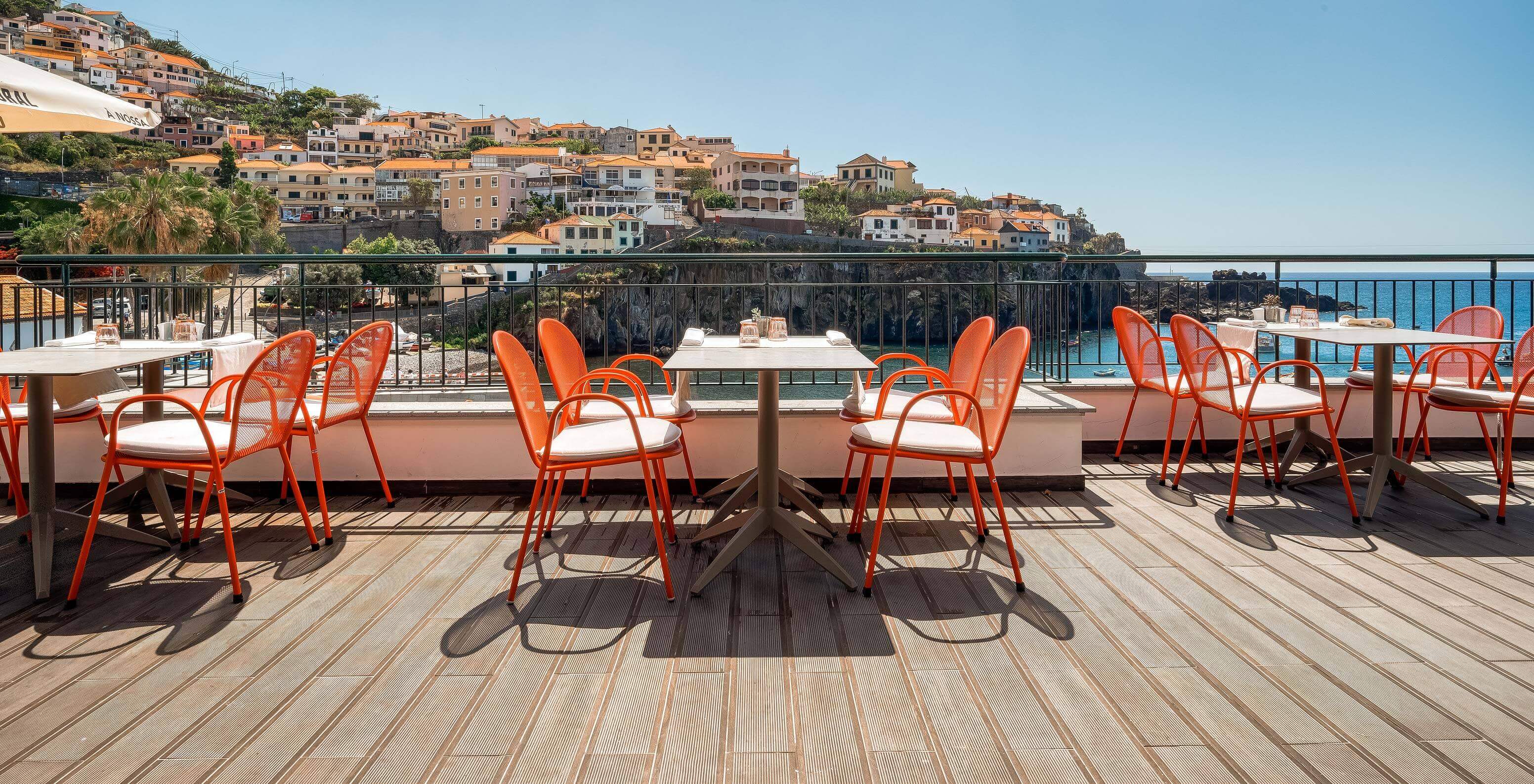 Terras met eettafels met uitzicht op zee bij Pestana Churchill Bay