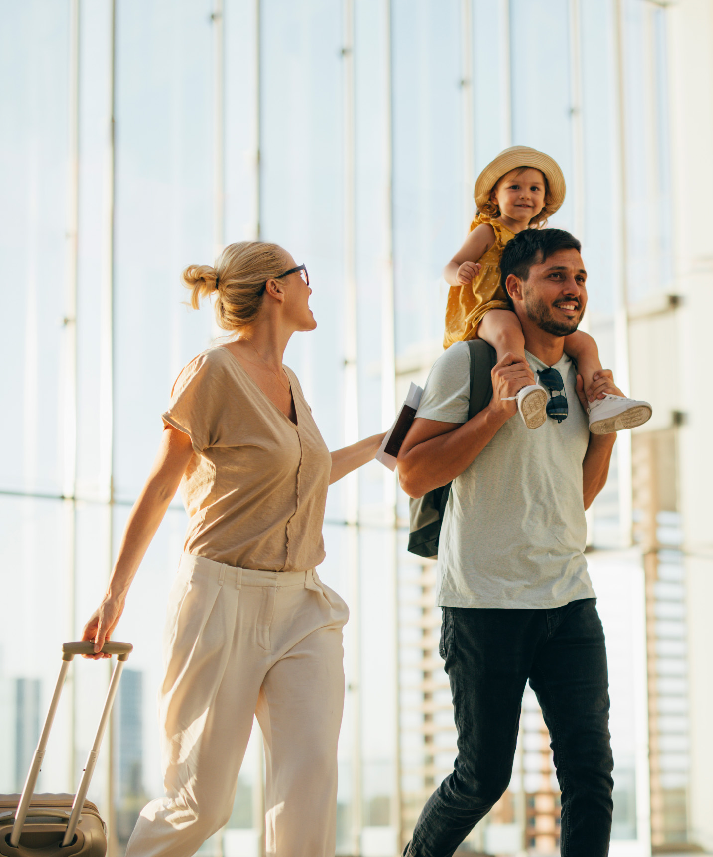 Lachend gezin met reistassen arriveert op een zonnige dag bij een hotel van de Pestana Hotel Group