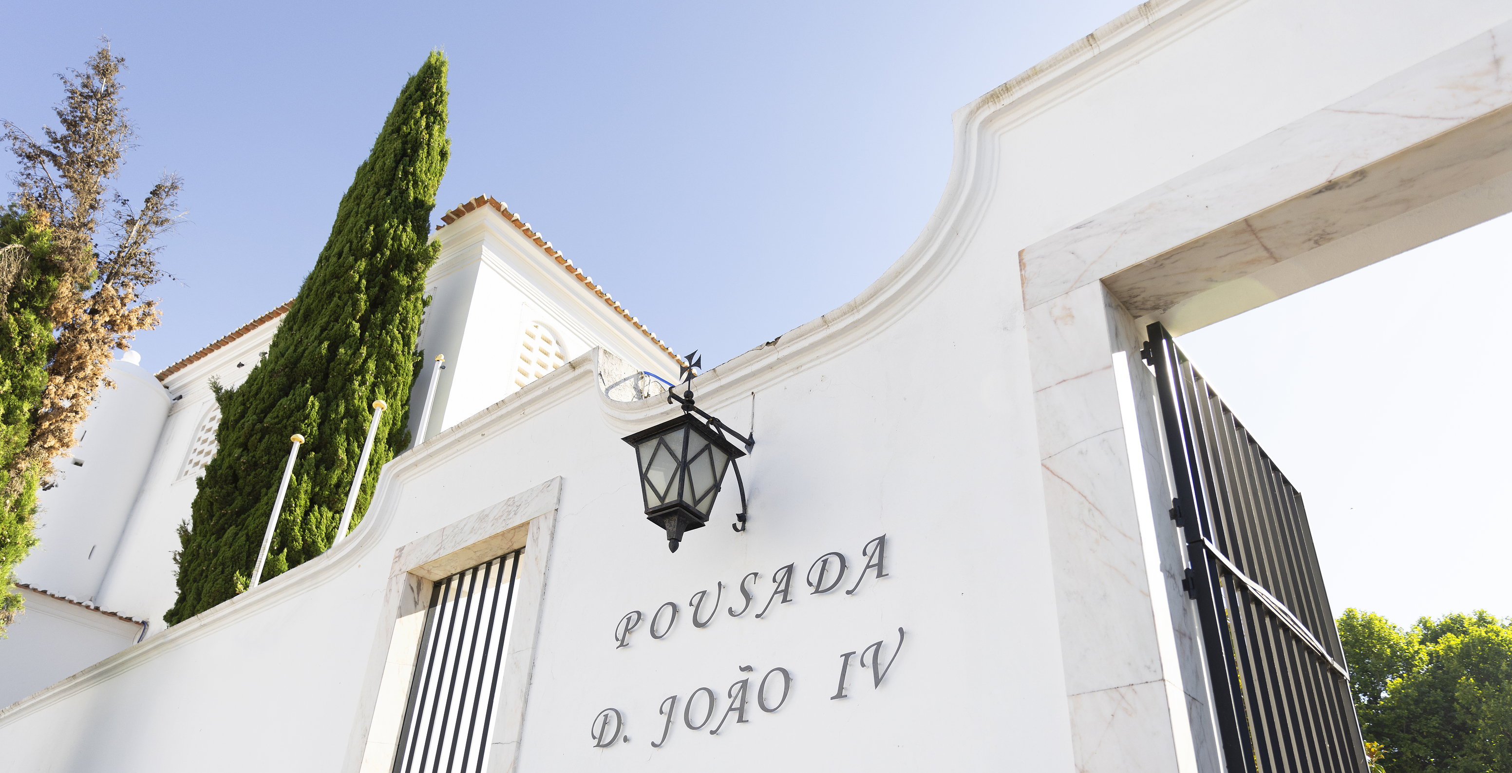 Entrada principal da Pousada Convento Vila Viçosa, antiga Pousada D. João IV, com um candeeiro por cima