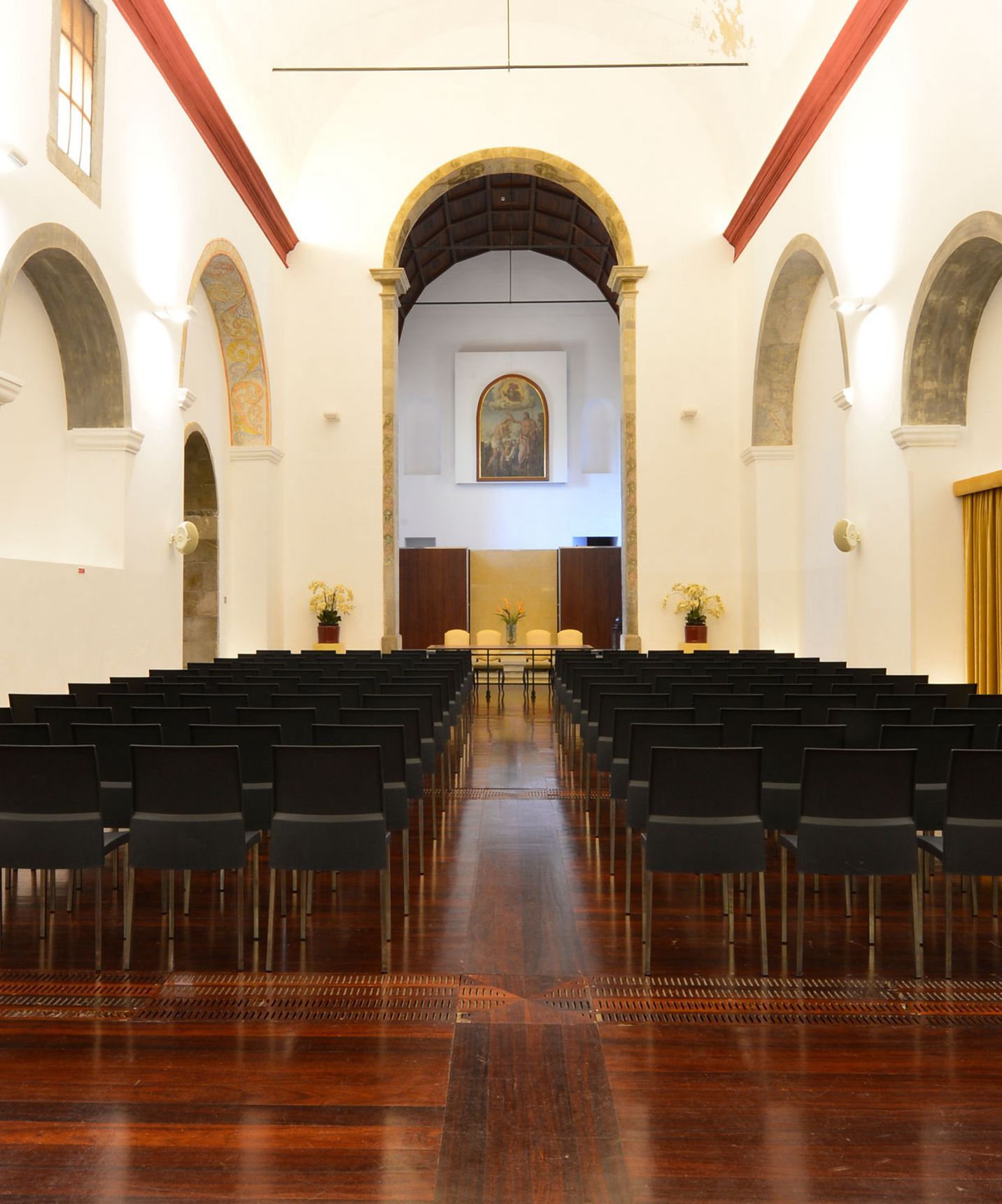 Espaçosa sala na Pousada Convento Tavira, Hotel em Tavira com Piscina, com várias cadeiras preparadas para um evento