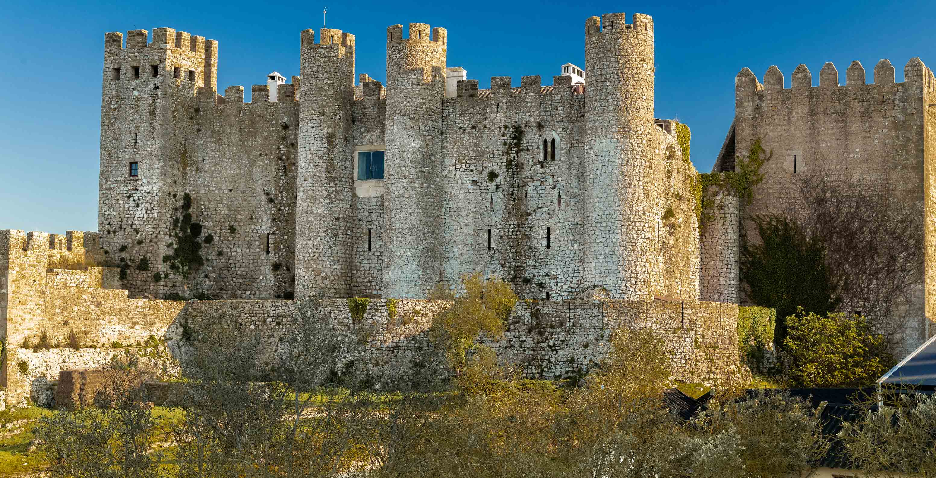 Castelo de Óbidos, situado no topo de uma colina, com muralhas imponentes e torres robustas