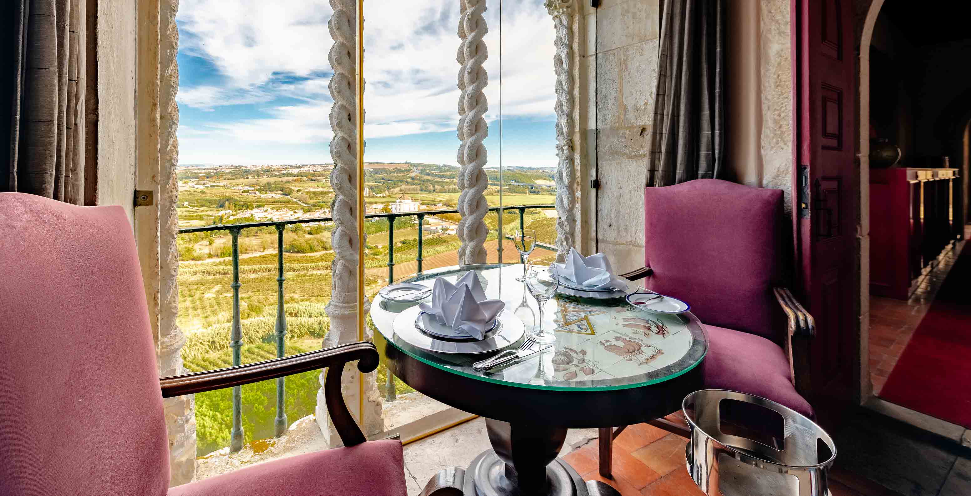 O restaurante Pousada Castelo Óbidos, do Hotel Histórico em Óbidos tem janelas com vista sobre toda a cidade