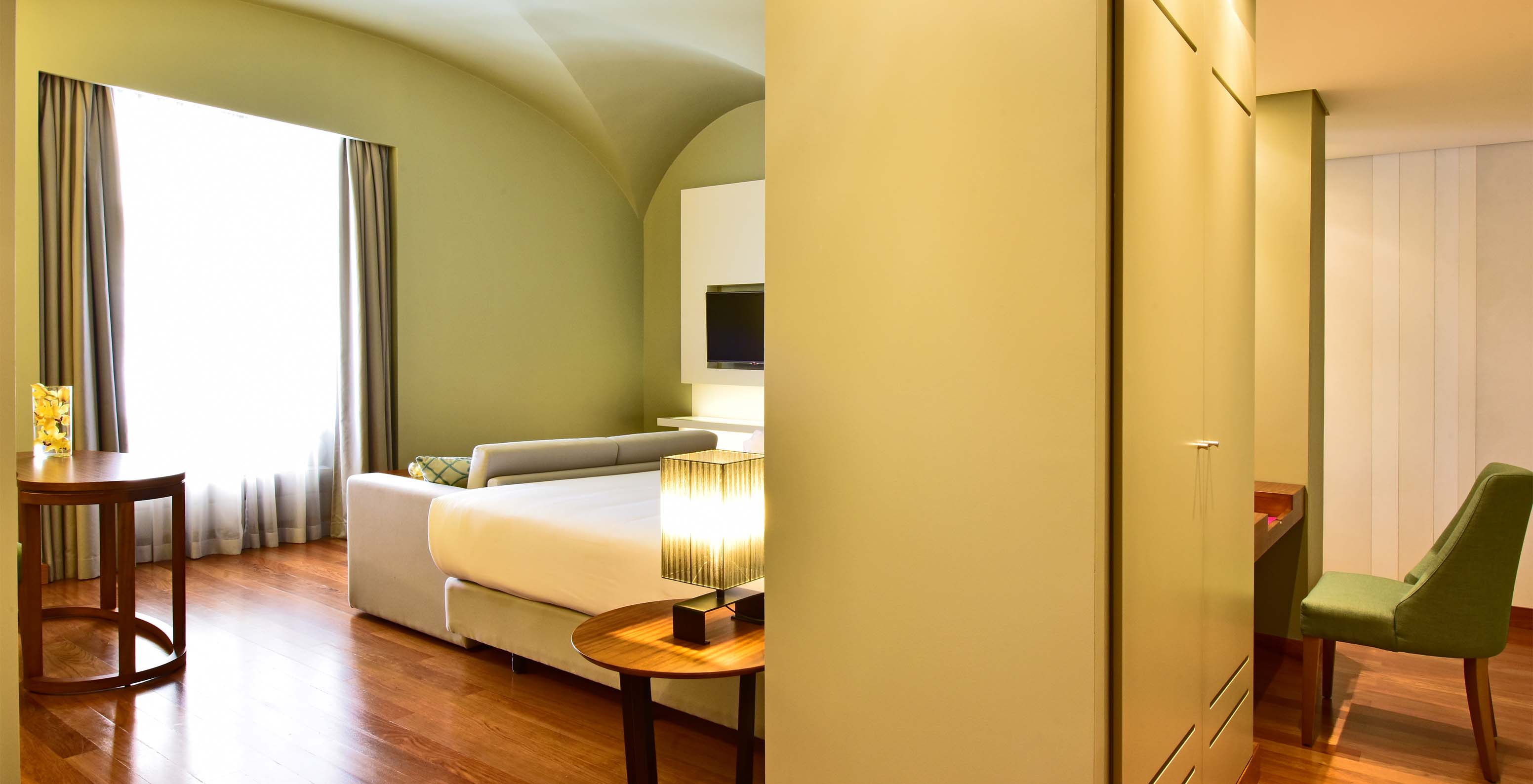 A Suite King Size Bed da Pousada Lisboa Praça do Comércio tem um closet, uma secretária com cadeira e uma cama de casal