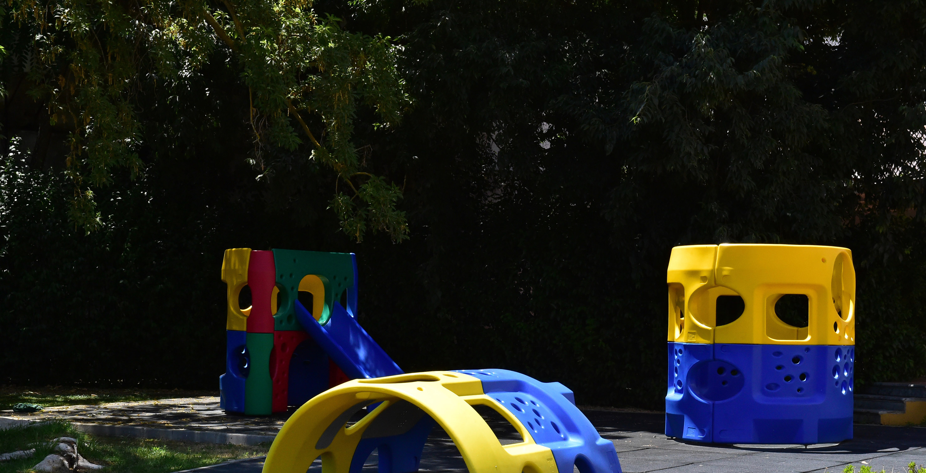 Parque infantil para crianças, colorido e com vários módulos, onde as crianças podem brincar na Pousada Convento Beja