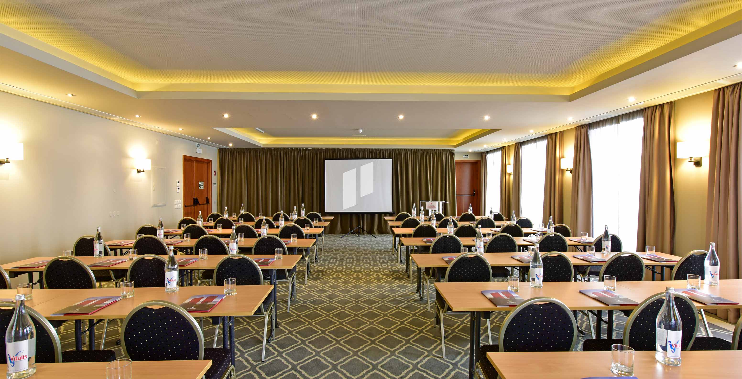 Sala de eventos com várias mesas e cadeiras, da Pousada Lisboa Praça do Comércio, um Hotel Histórico na Baixa de Lisboa